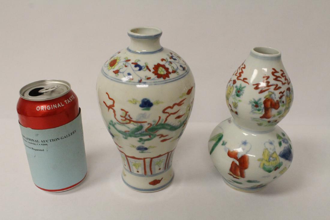 2 wucai porcelain vases (1 of 11)