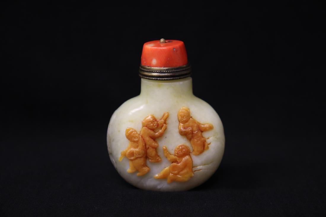 An agate carved snuff bottle (1 of 10)