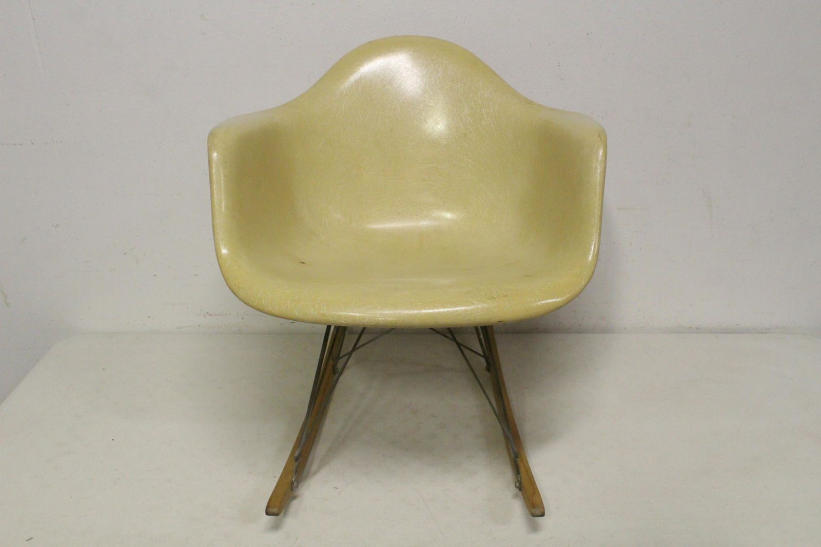 Early Eames fiberglass rocker for Herman Miller (1 of 10)