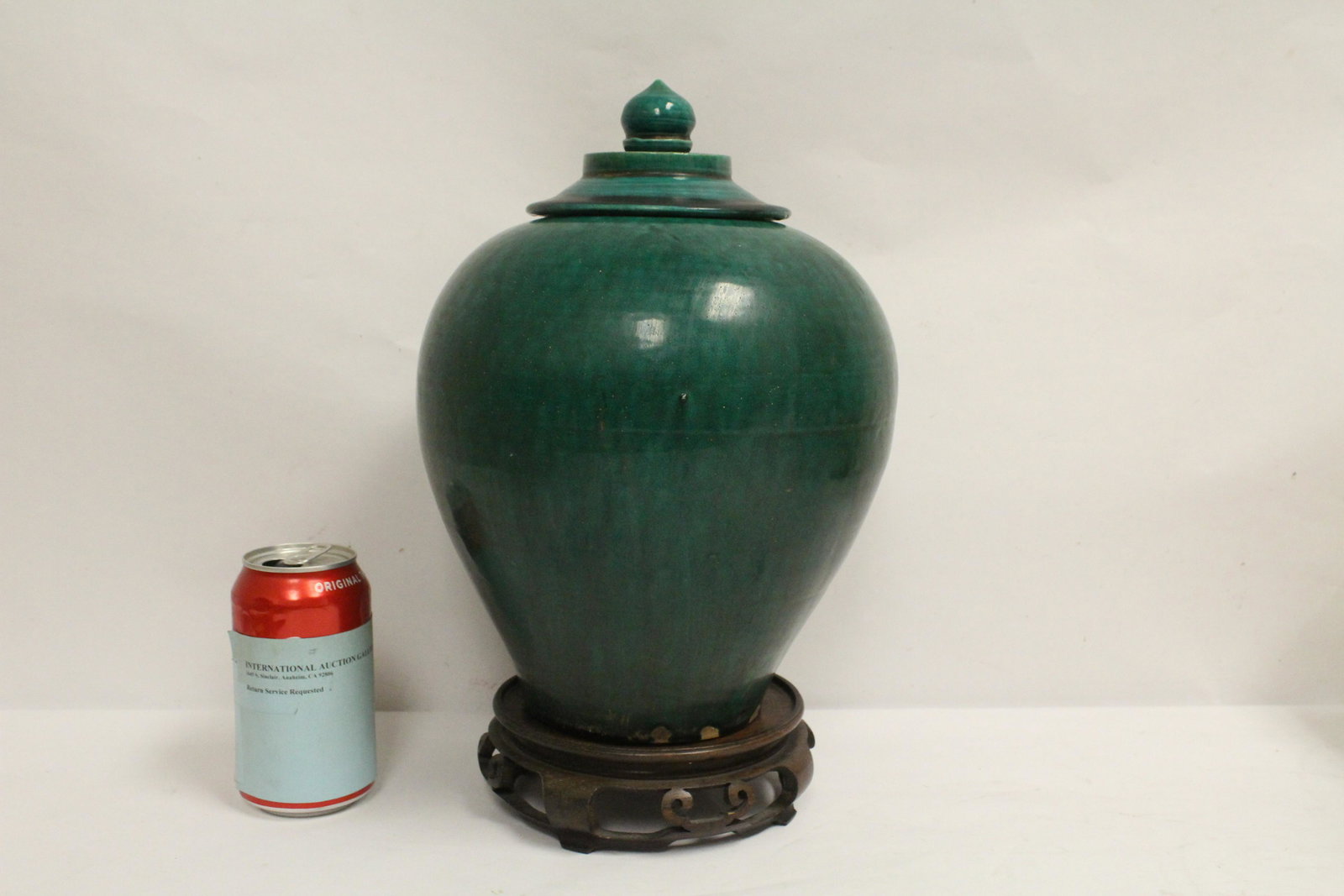 A fine Chinese green glazed covered jar (1 of 10)
