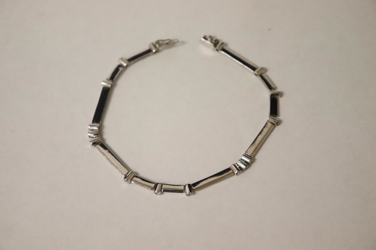 A beautiful 14K W/G diamond bracelet (1 of 12)