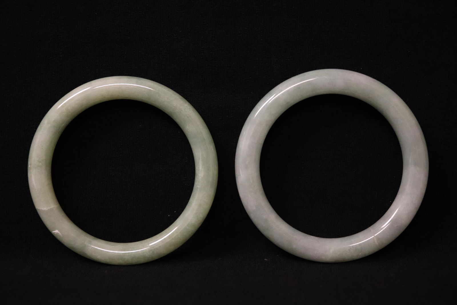 2 Chinese natural color jadeite bangle (1 of 9)