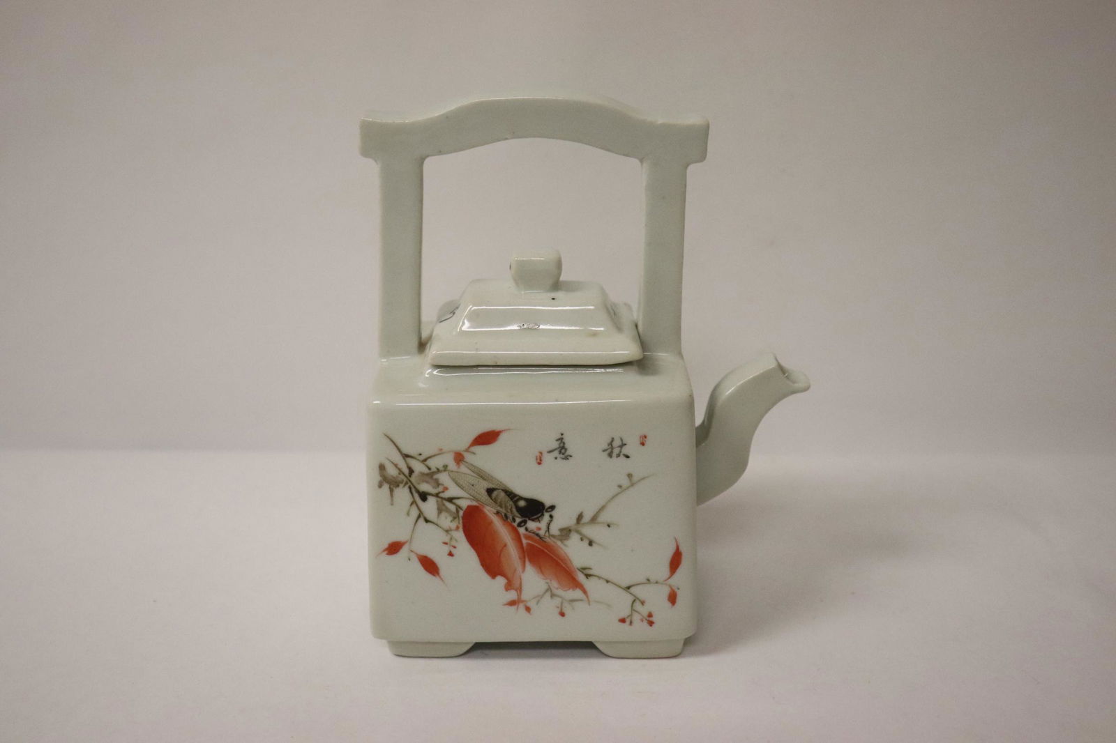 Chinese wucai porcelain teapot (1 of 9)