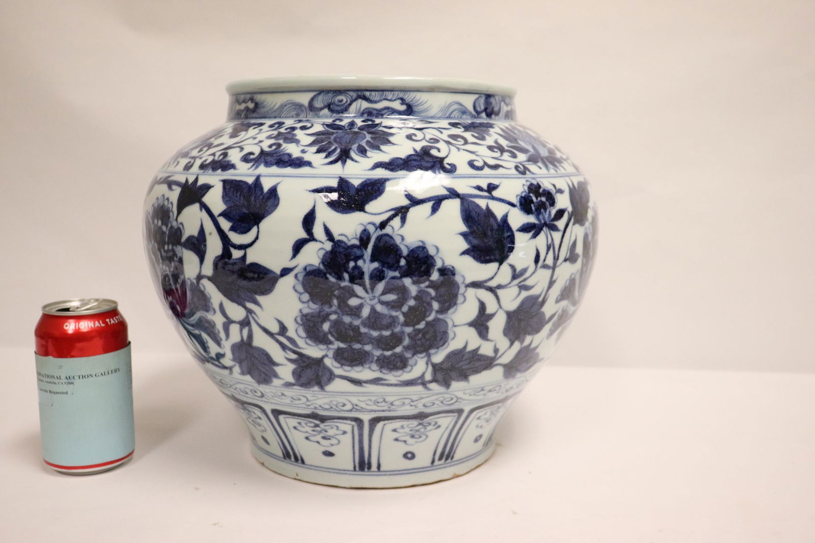 A fine Chinese blue and white porcelain jar (1 of 10)