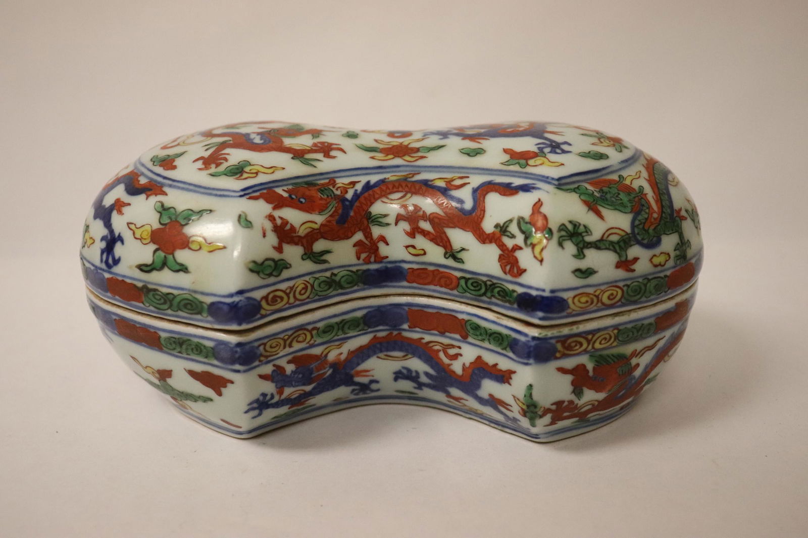 Chinese wucai porcelain box (1 of 11)