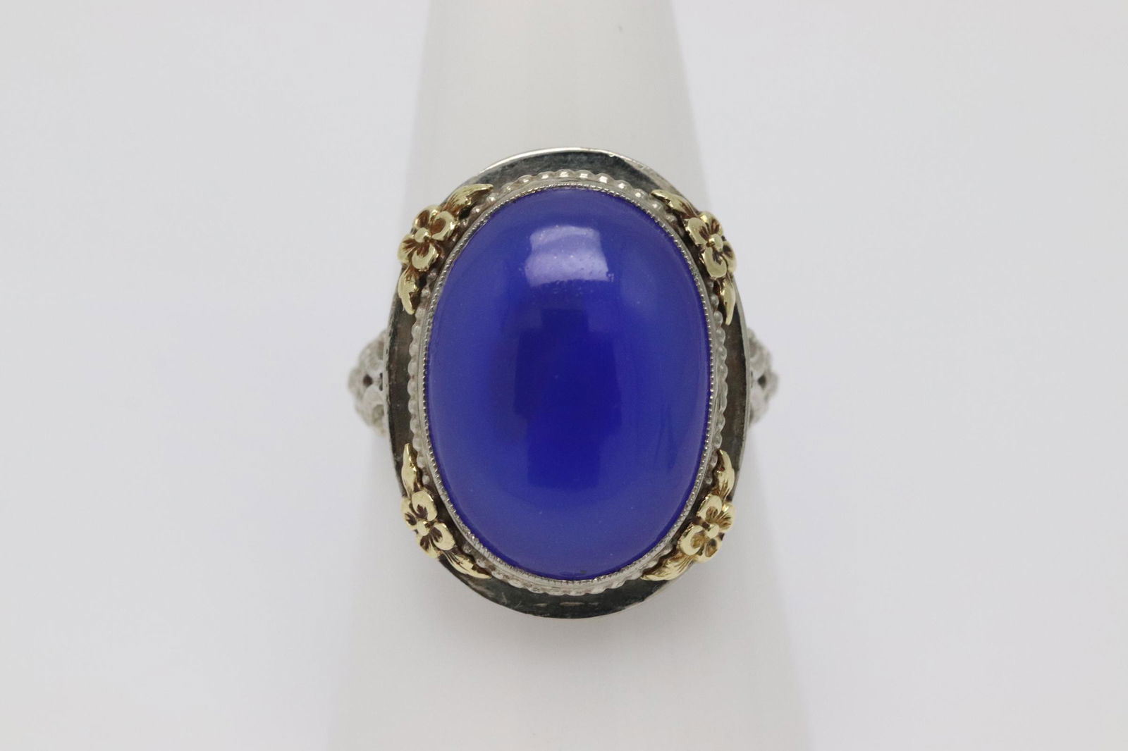 14K bicolor gold ring set with a lapis cabochon (1 of 10)
