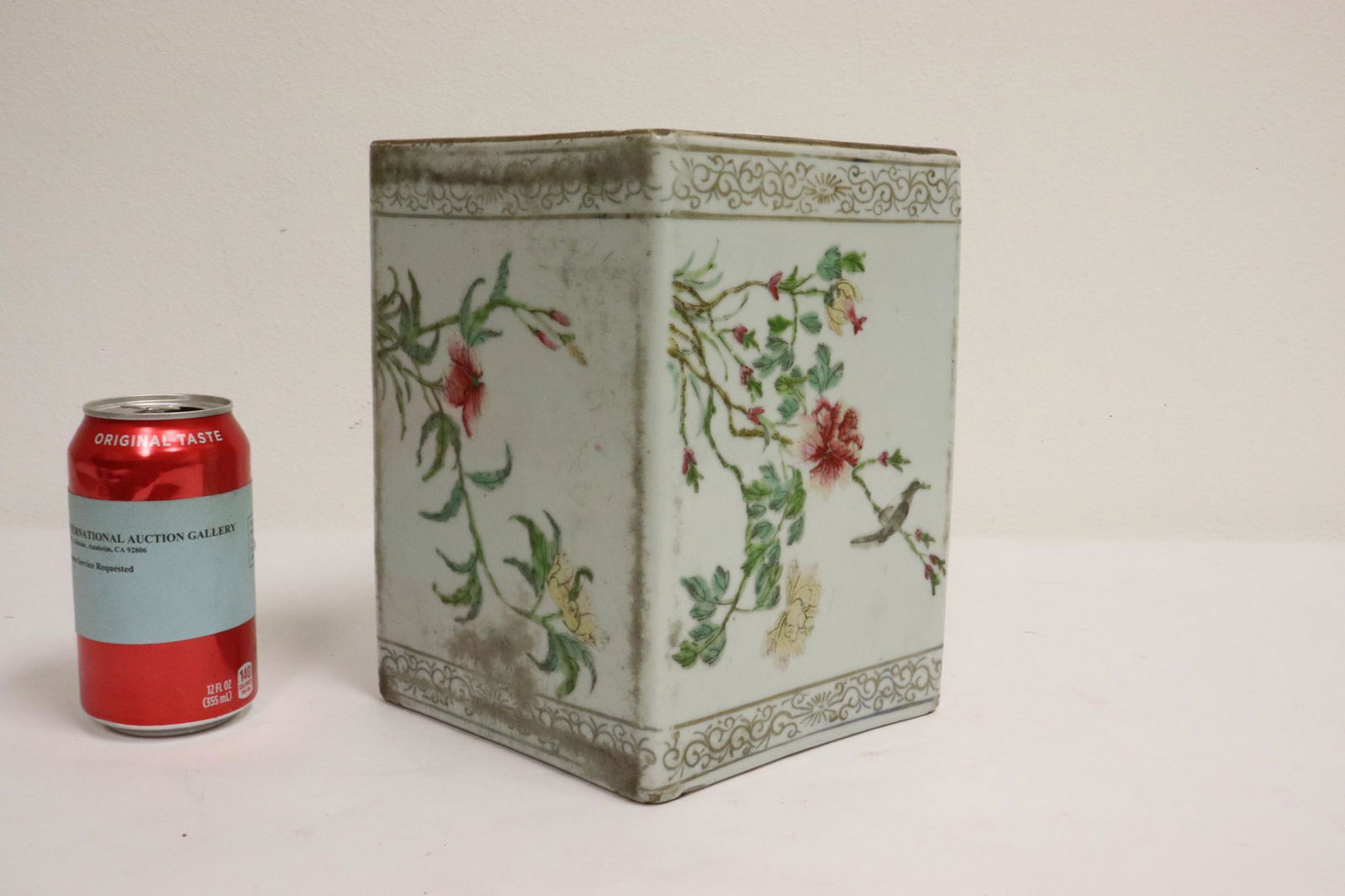 Chinese antique famille rose porcelain pillow: A fine Chinese antique famille rose porcelain pillow, painting worn, 8.75"Hx6.95"x6.1"