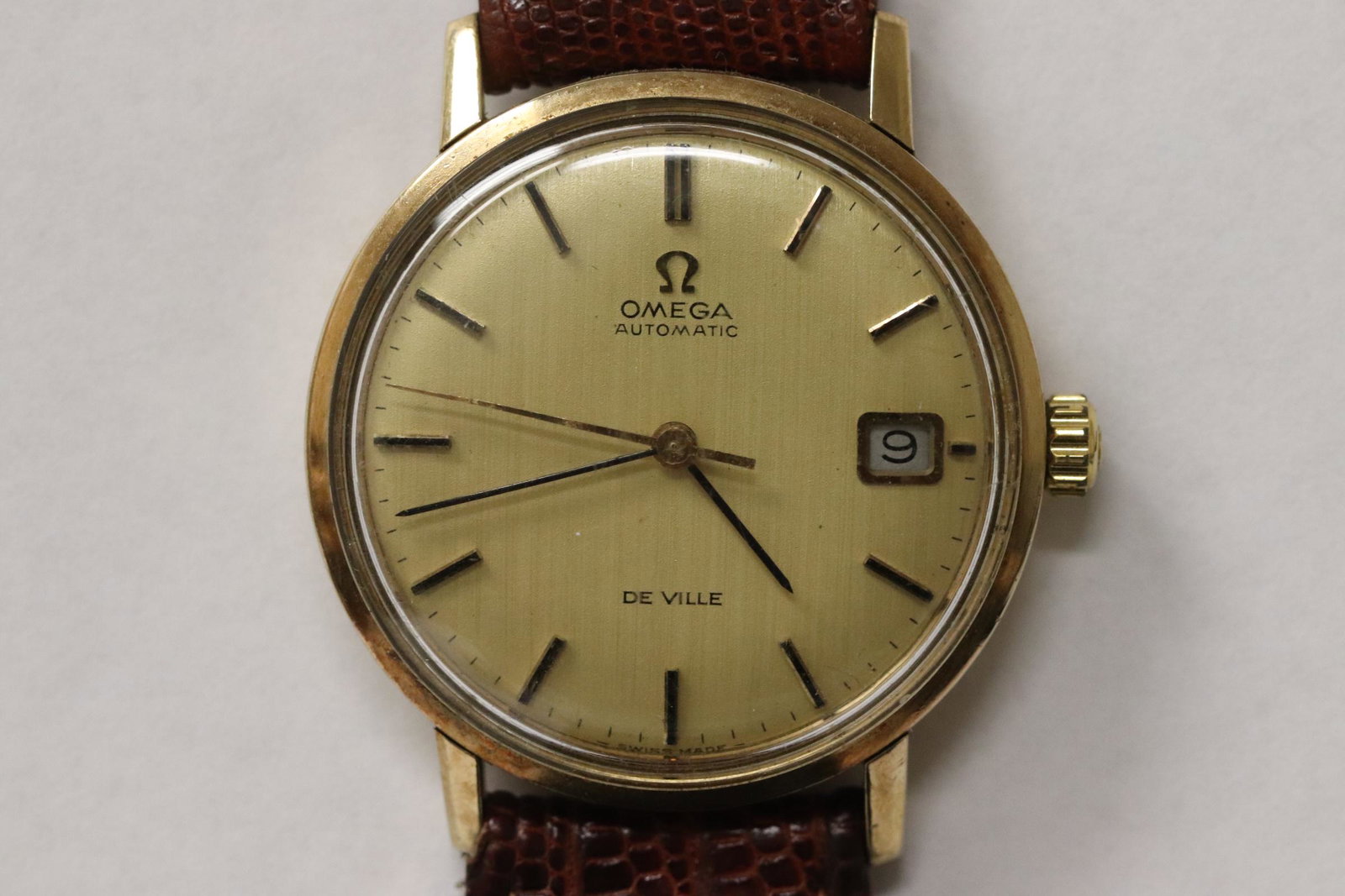 9K Y/G Omega De Ville automatic wrist watch: A 9K Y/G Omega De Ville automatic wrist watch, it works, no guarantee to keep accurate time