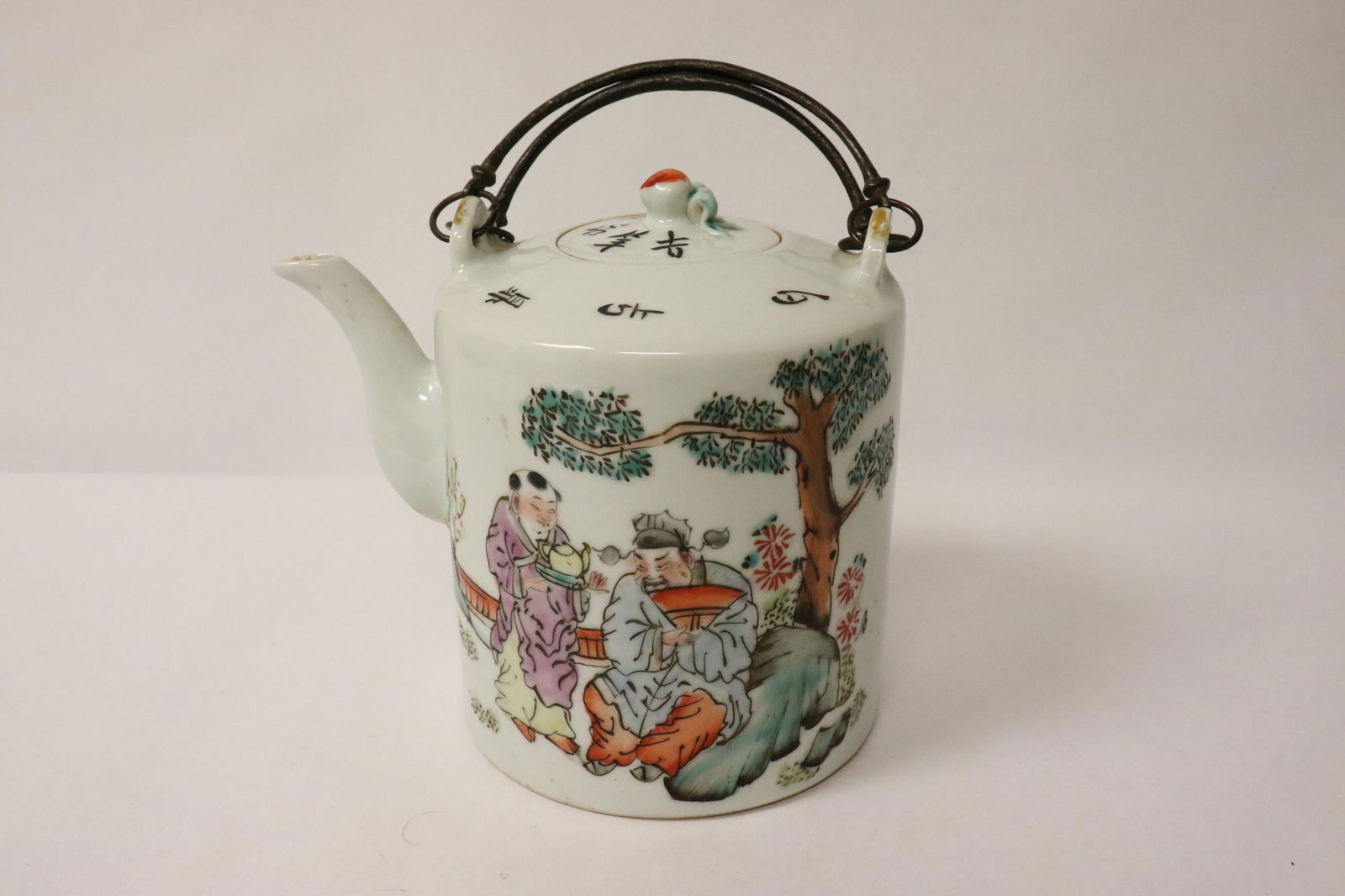 Chinese antique famille rose teapot: Chinese antique famille rose teapot, 6"Hx6.5"x4.5"