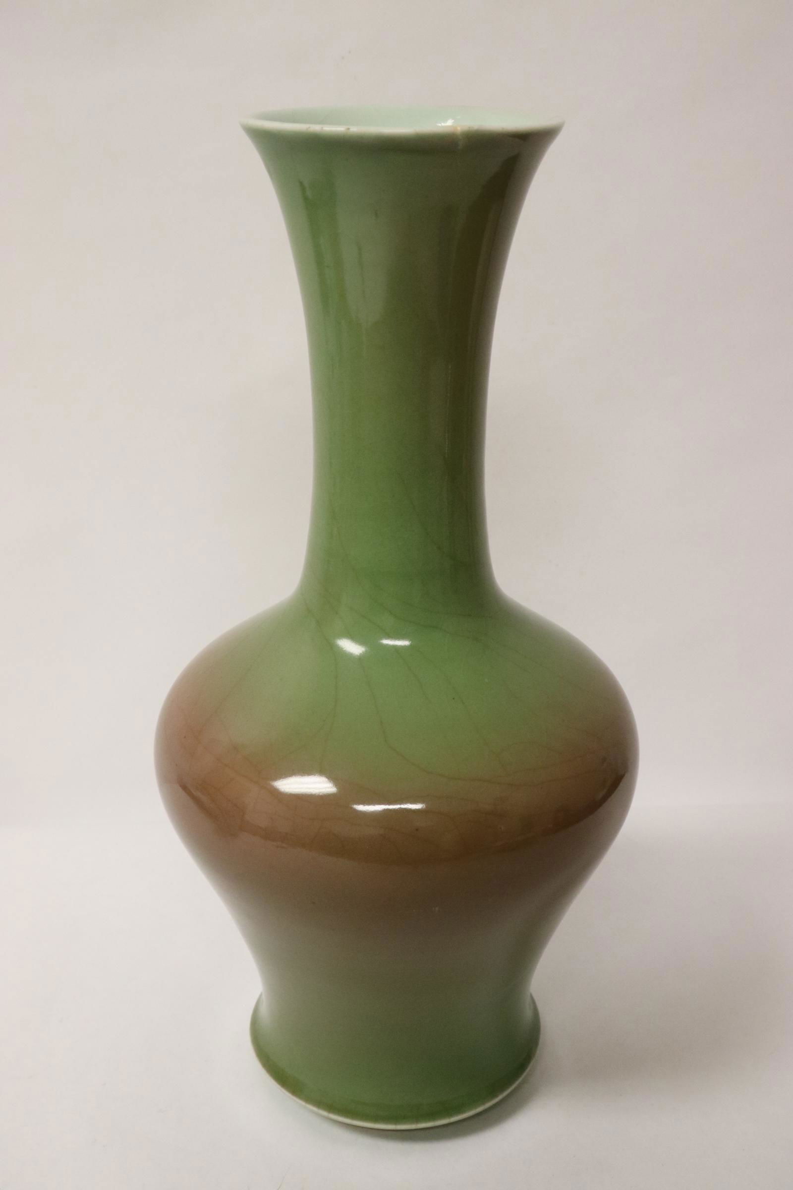 Chinese antique porcelain vase: Chinese green and red glazed antique porcelain vase, top rim flea bite and hairline, 13"Hx6.5"dia