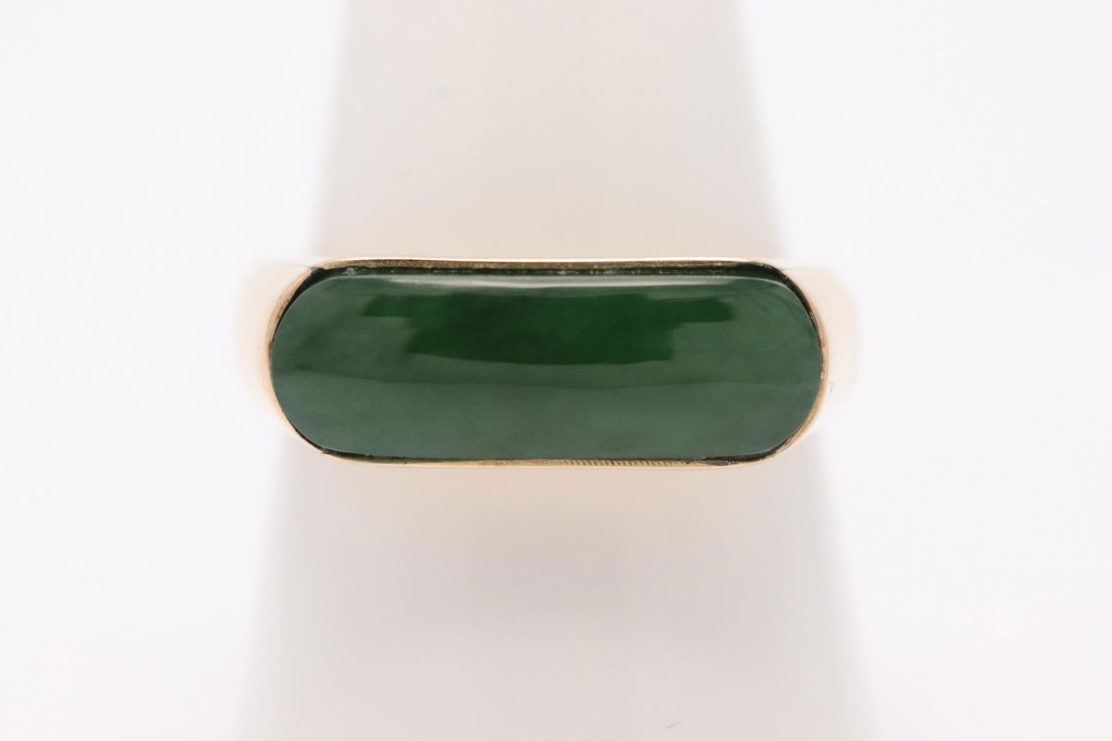 An 18K Y/G jadeite ring (1 of 9)