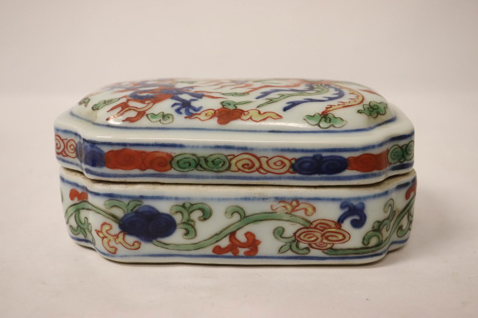 Chinese wucai porcelain box (1 of 10)