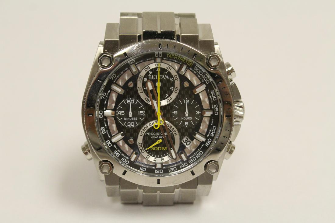 large face Bulova Precisionist diver chronometer: A large face Bulova Precisionist 300 meter diver chronometer, 46 diameter, in as new condition