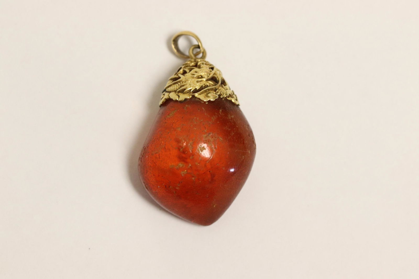 Chinese antique amber pendant with 18K top: Chinese antique amber pendant (2.2"x0.8"x0.45") with 18K Y/G top, the top 18K decorated with a wrap around dragon motif