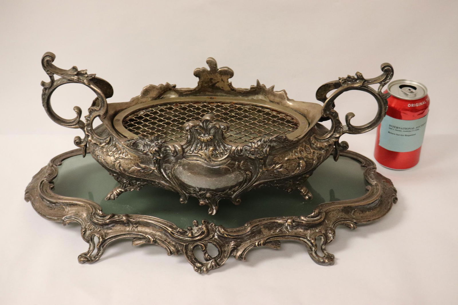 A fine bronze centerpiece with underplate (1 of 10)