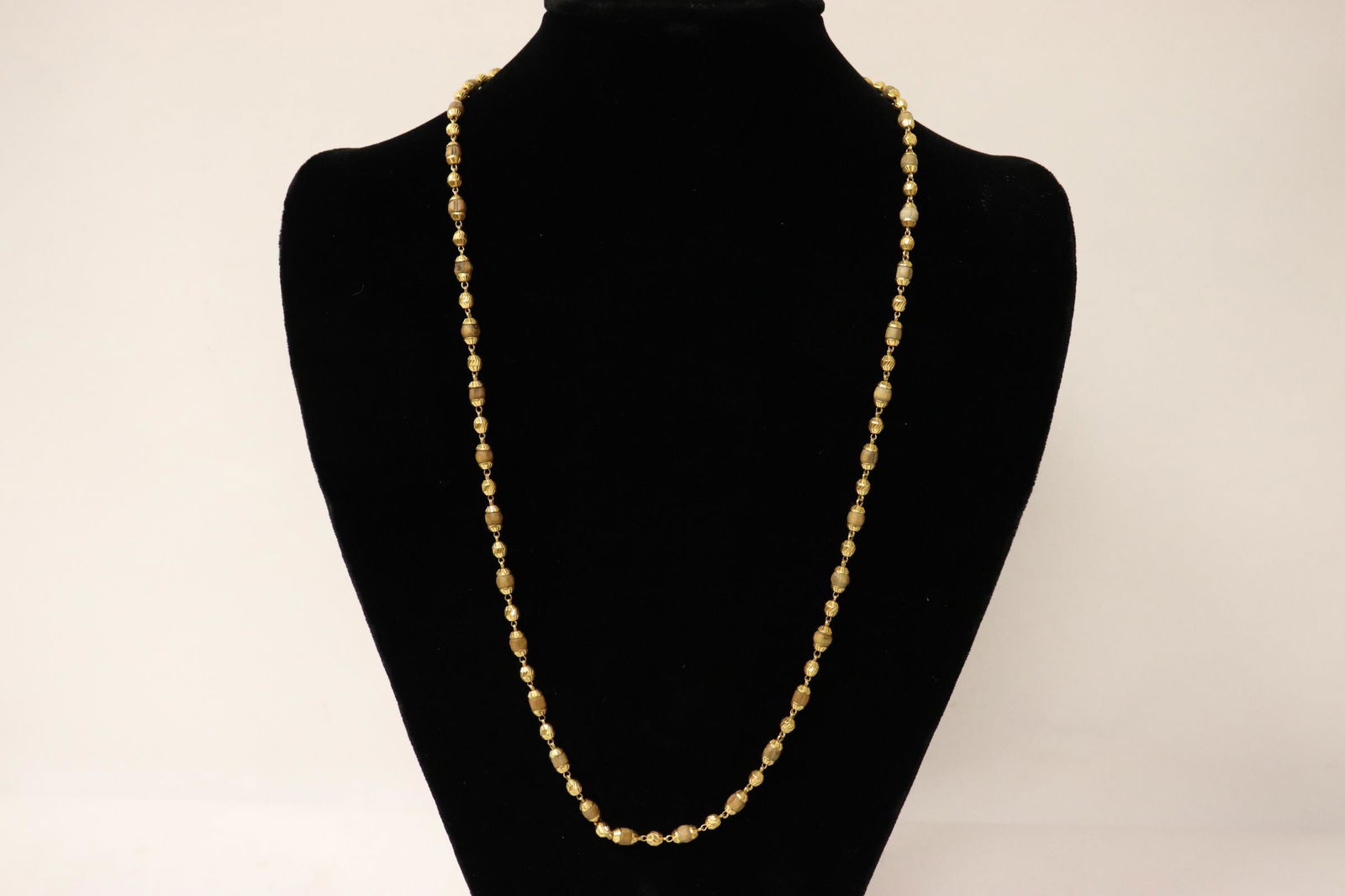 22K Y/G necklace, with possible chenxiang bead (1 of 9)