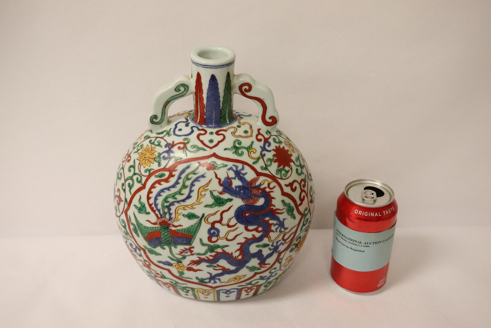 Chinese wucai porcelain flask: Chinese wucai porcelain flask, 10.9"Hx8.5"x5.85"