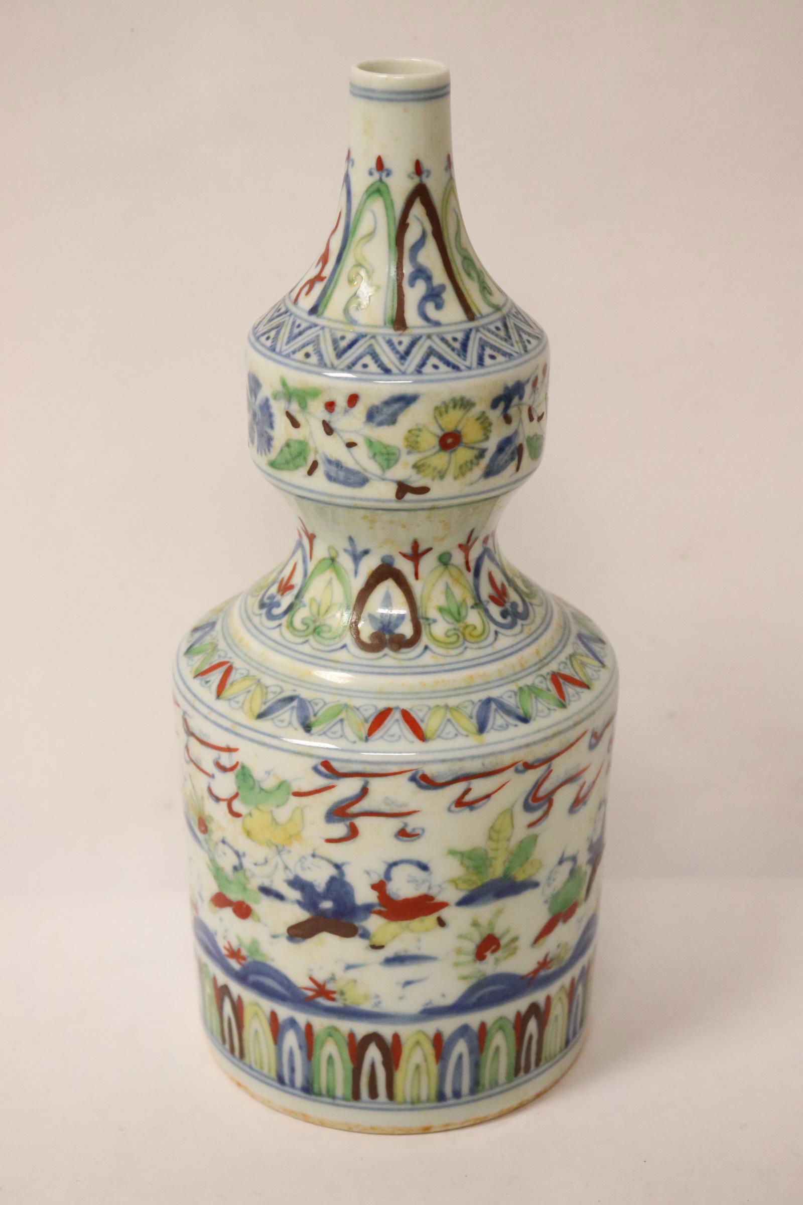 Chinese wucai porcelain gourd shape vase (1 of 11)