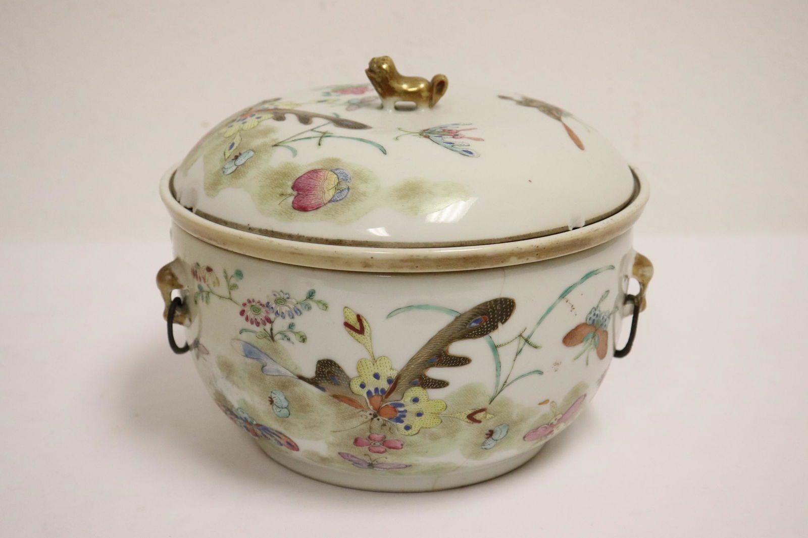 Chinese antique famille rose porcelain covered bowl: A Chinese antique famille rose porcelain covered large bowl, 6"HX7.5"X7.25"