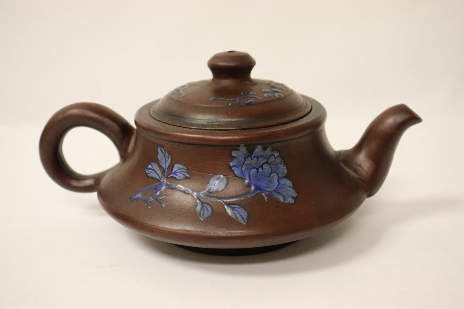A Yixing teapot: A Yixing teapot, 3.25"Hx7.15"x4.9"
