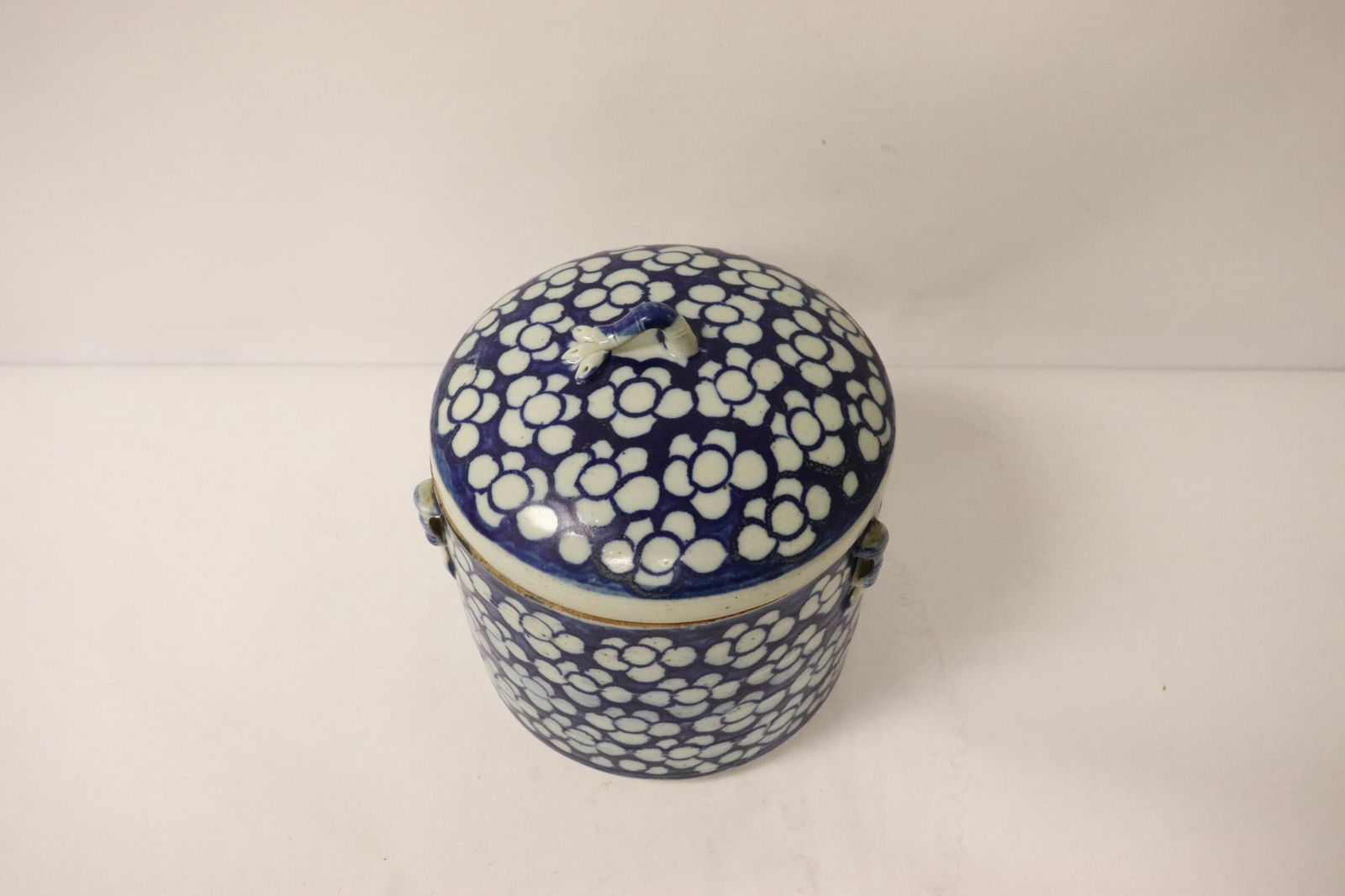 Chinese antique blue and white covered jar: Chinese antique blue and white covered jar (star hairline on bottom), 7.2"Hx6.5"dia