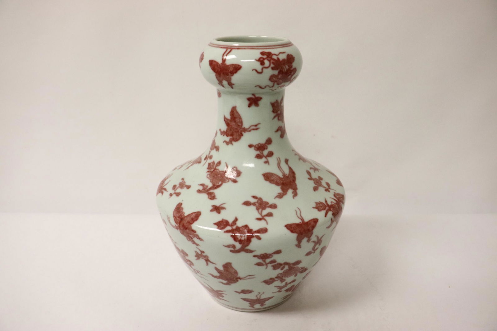 Chinese red and white porcelain garlic top vase (1 of 10)