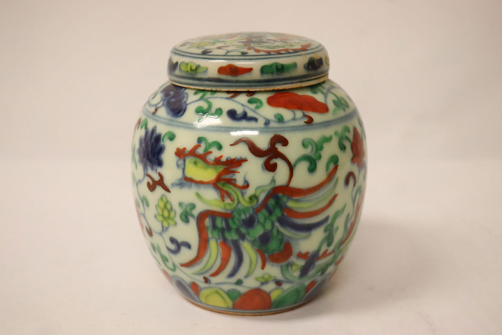 A small wucai porcelain covered jar (1 of 10)