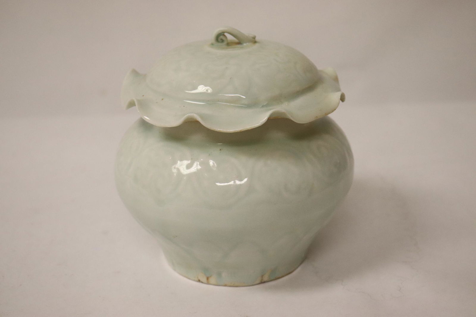A Song style porcelain small covered jar (1 of 8)