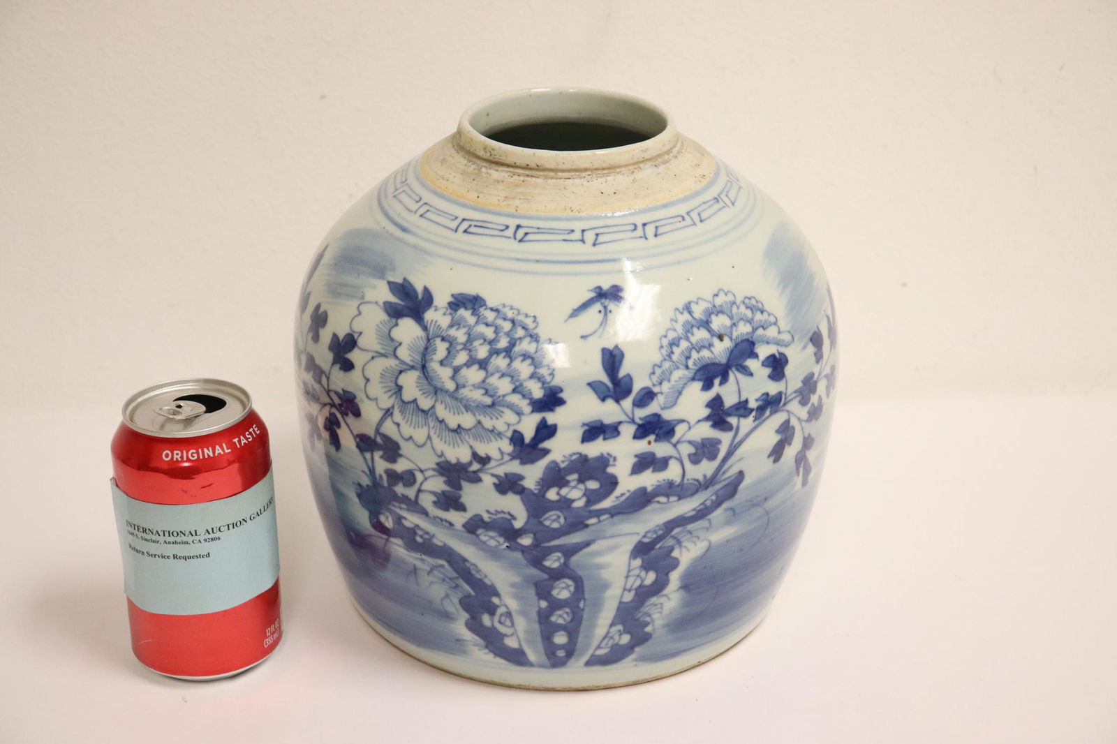 Chinese antique blue and white porcelain jar, no top: Chinese antique blue and white porcelain jar, no top, 9.25"Hx9.5"dia