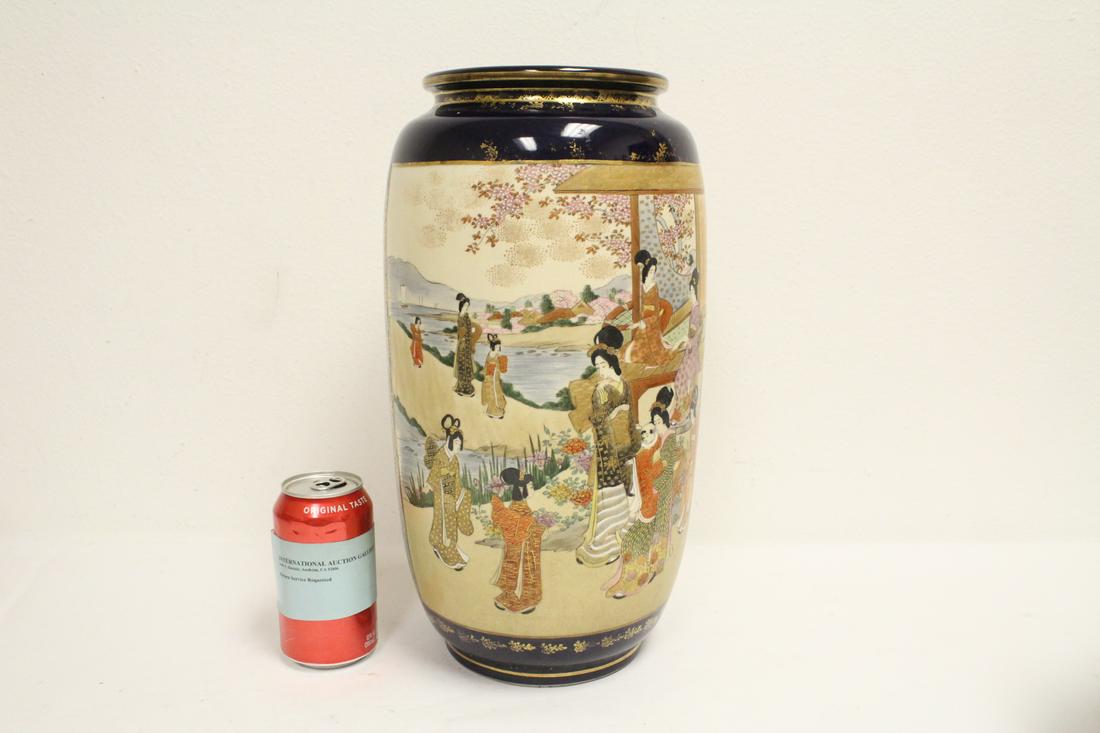 Large Japanese antique satsuma jar, signed (1 of 10)