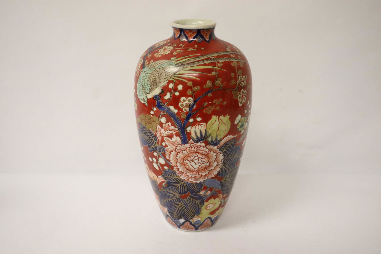 A fine Japanese antique kutani vase: A fine Japanese antique kutani vase, 8.6"Hx4.5"dia