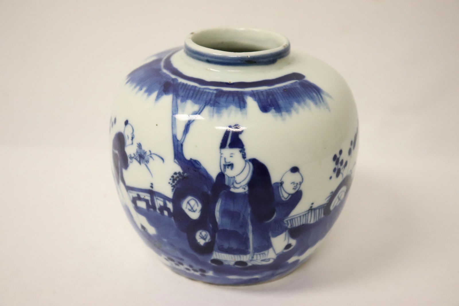 Chinese antique blue and white jar: Chinese antique blue and white jar, 4.9"Hx5.2"dia