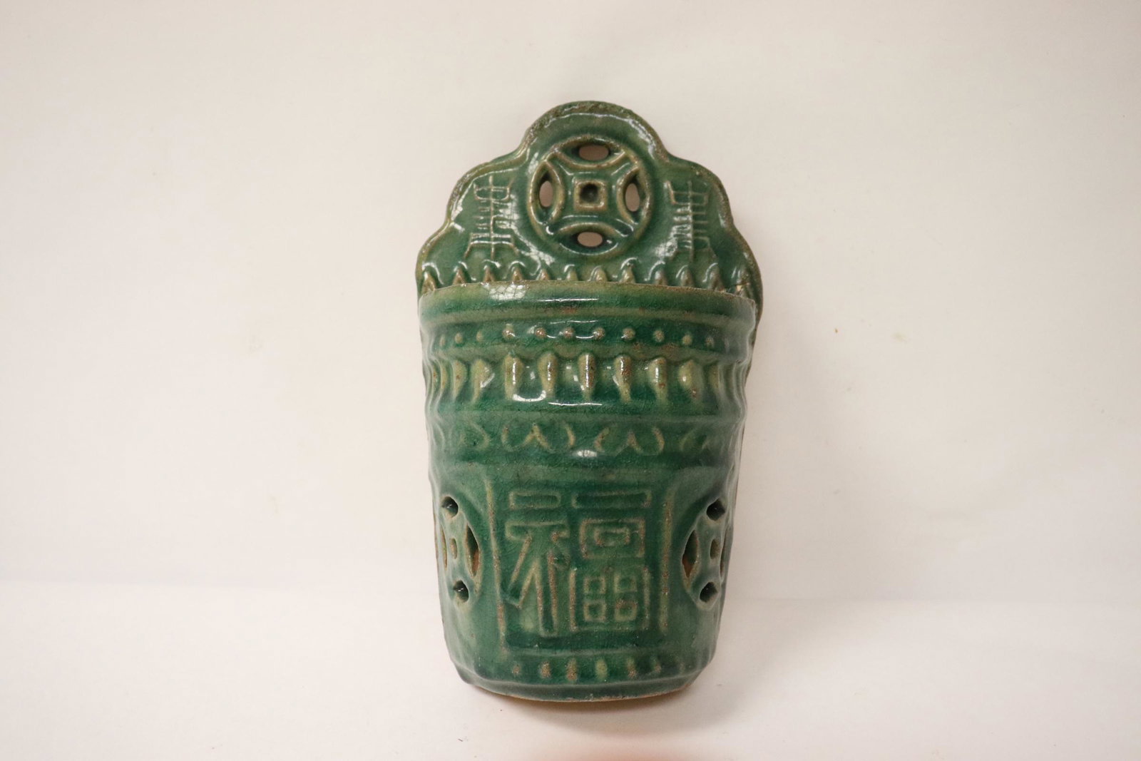 Chinese 16th/17th century green glazed wall pocket (1 of 10)
