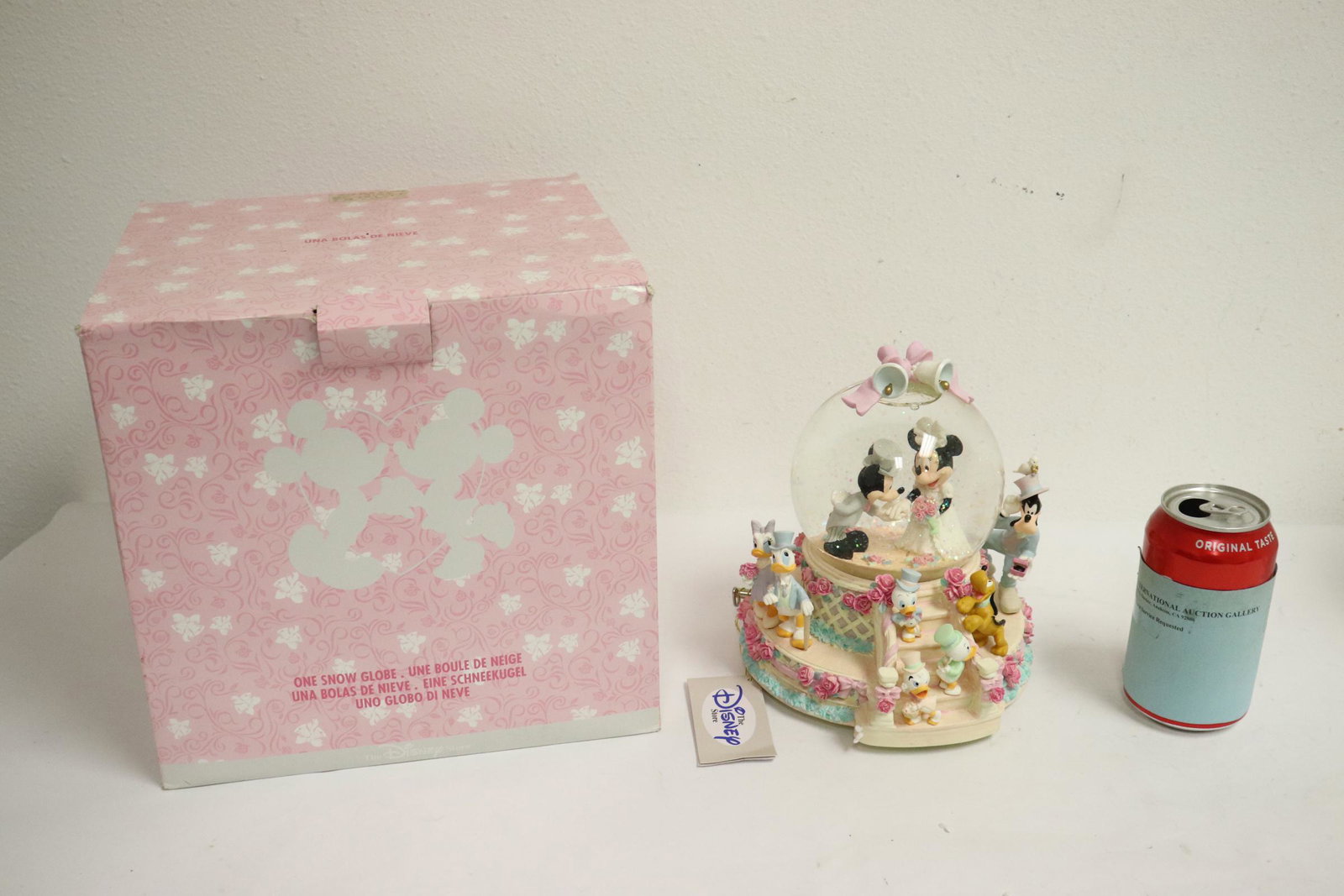 Mickey snow globe with music: Mickey snow globe with music