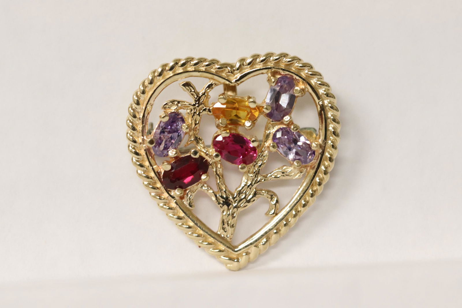 10K Y/G brooch/ pendant with color stones: A 10K Y/G heart shape brooch/ pendant (0.93"x0.93") set with color stones, brooch back not gold