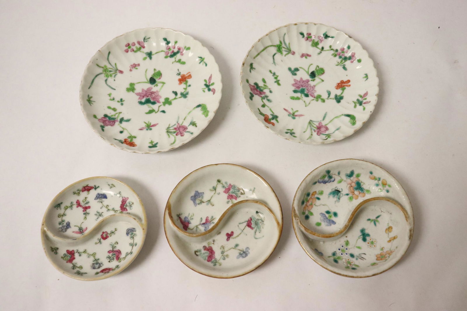 5 Chinese antique famille rose porcelain pieces: 5 Chinese antique famille rose porcelain pieces, 0.9"Hx5.25"dia(2), 0.9"Hx3.6"dia, 0.9"Hx4"dia, 1"Hx4.13"dia
