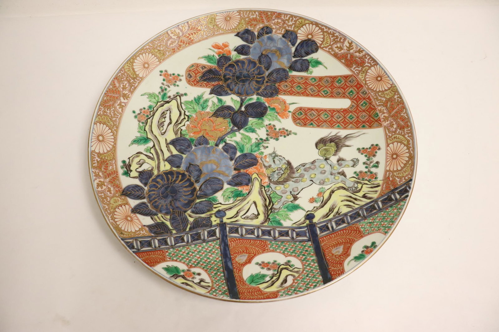 Antique Japanese imari charger: Antique Japanese imari charger, 2.5"Hx18.25"dia
