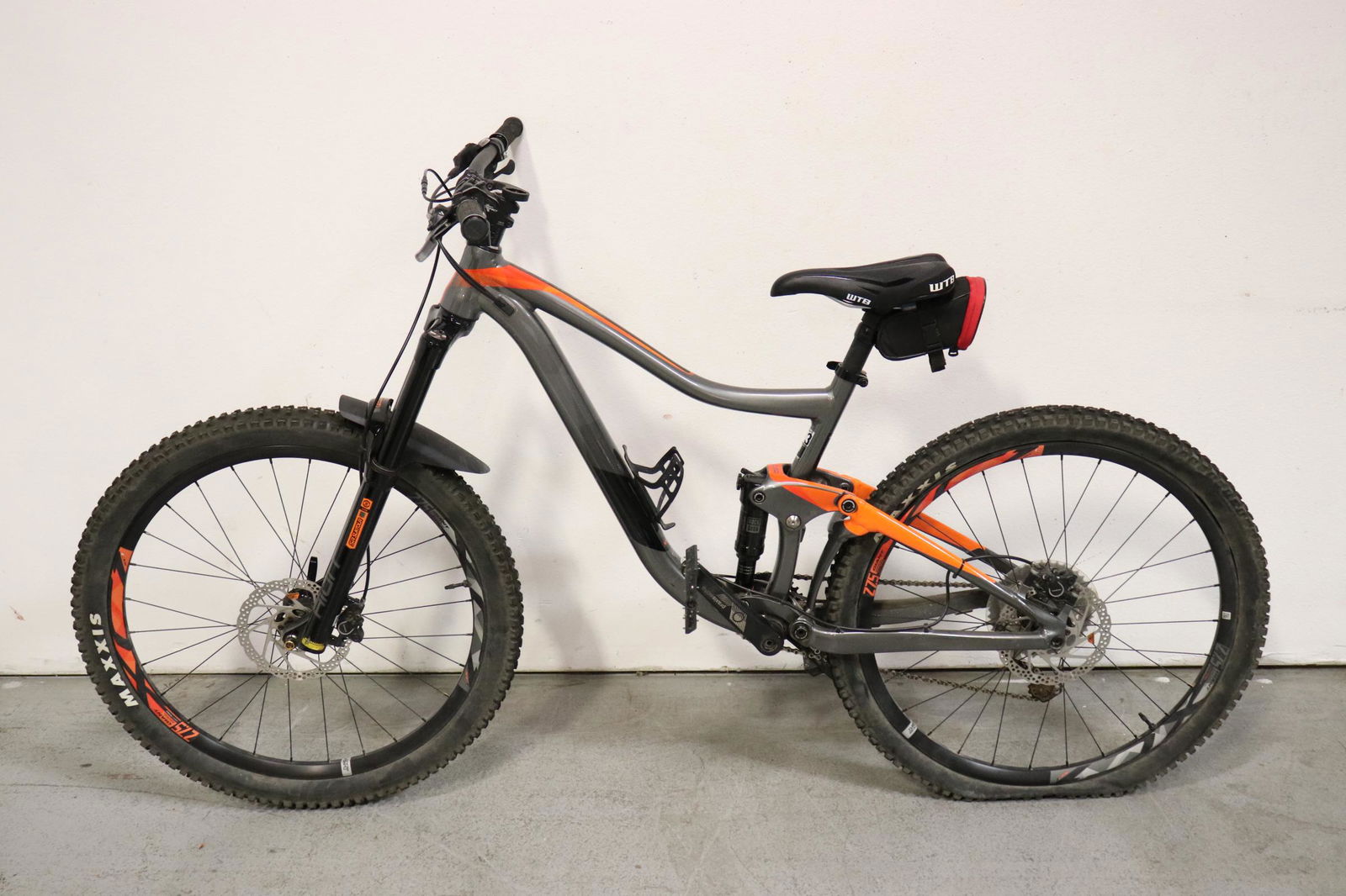 A fine Giant Trance bike: A fine Giant Trance bike, tire need air, the back tire frame has very small bent on inner wall (the frame is in perfect round shape)