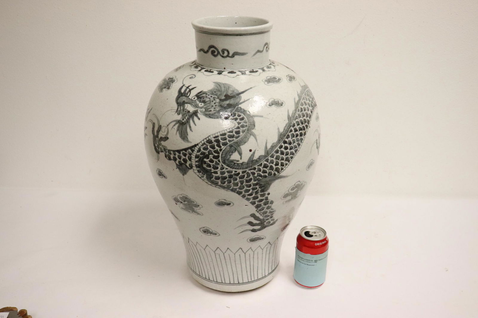 Korean blue and white large porcelain jar (1 of 10)