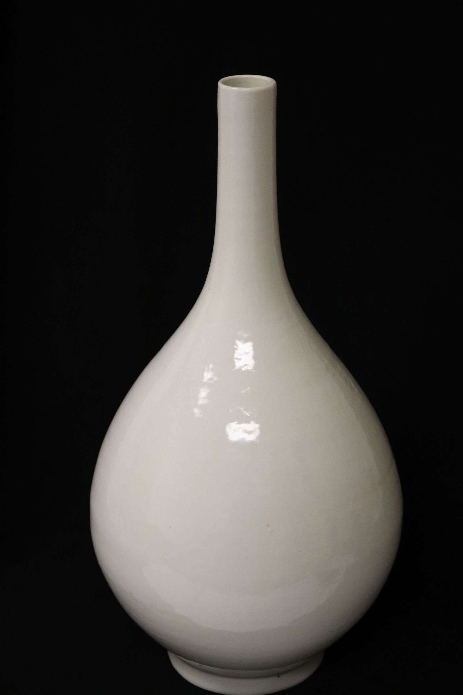Korean white porcelain bottle vase (1 of 10)