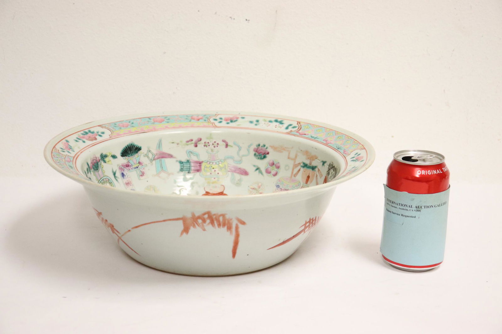 Chinese antique famille rose porcelain basin (1 of 9)