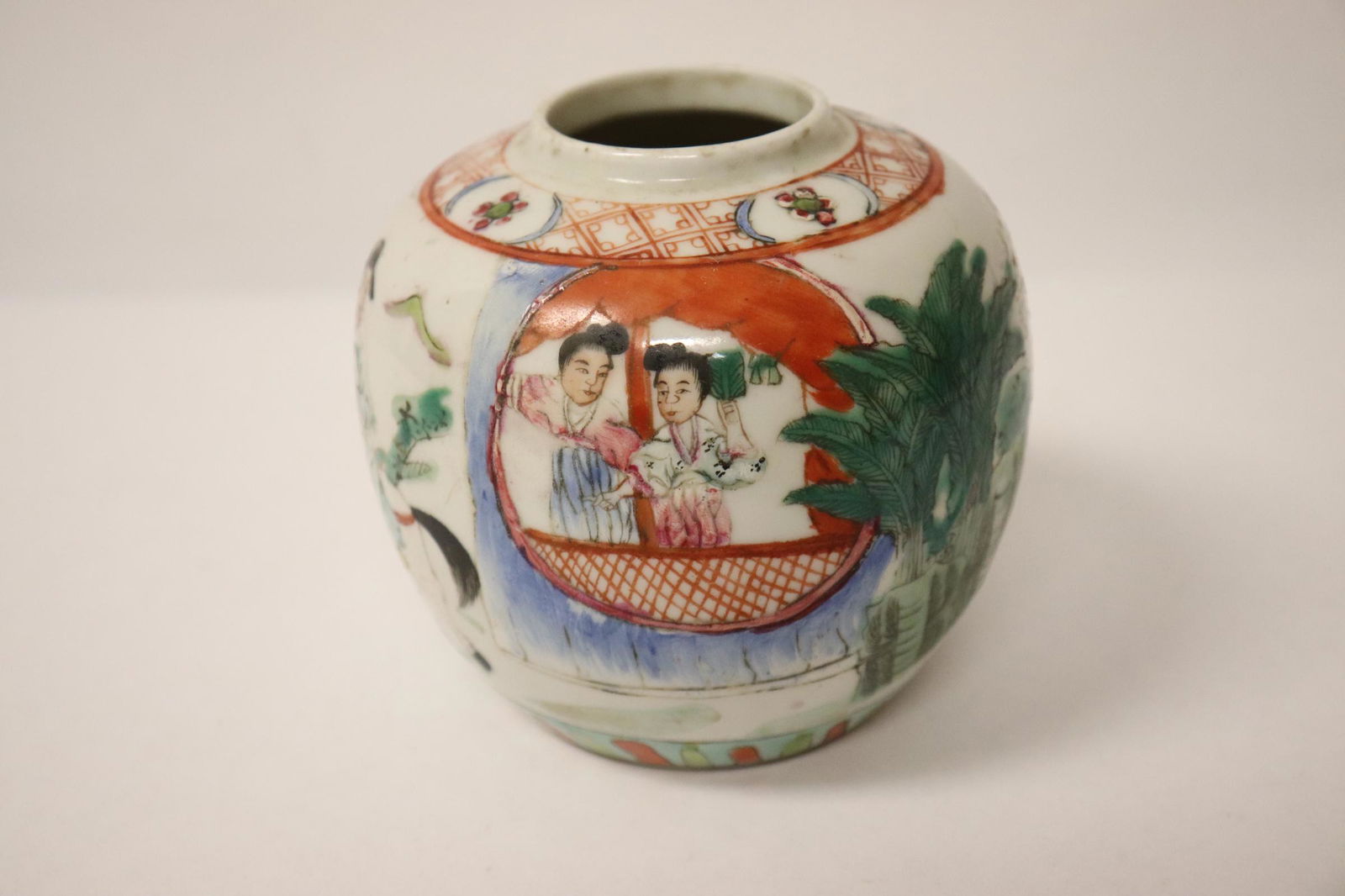 Chinese antique famille rose porcelain jar: Chinese antique famille rose porcelain jar, 3.85"Hx3.75"dia