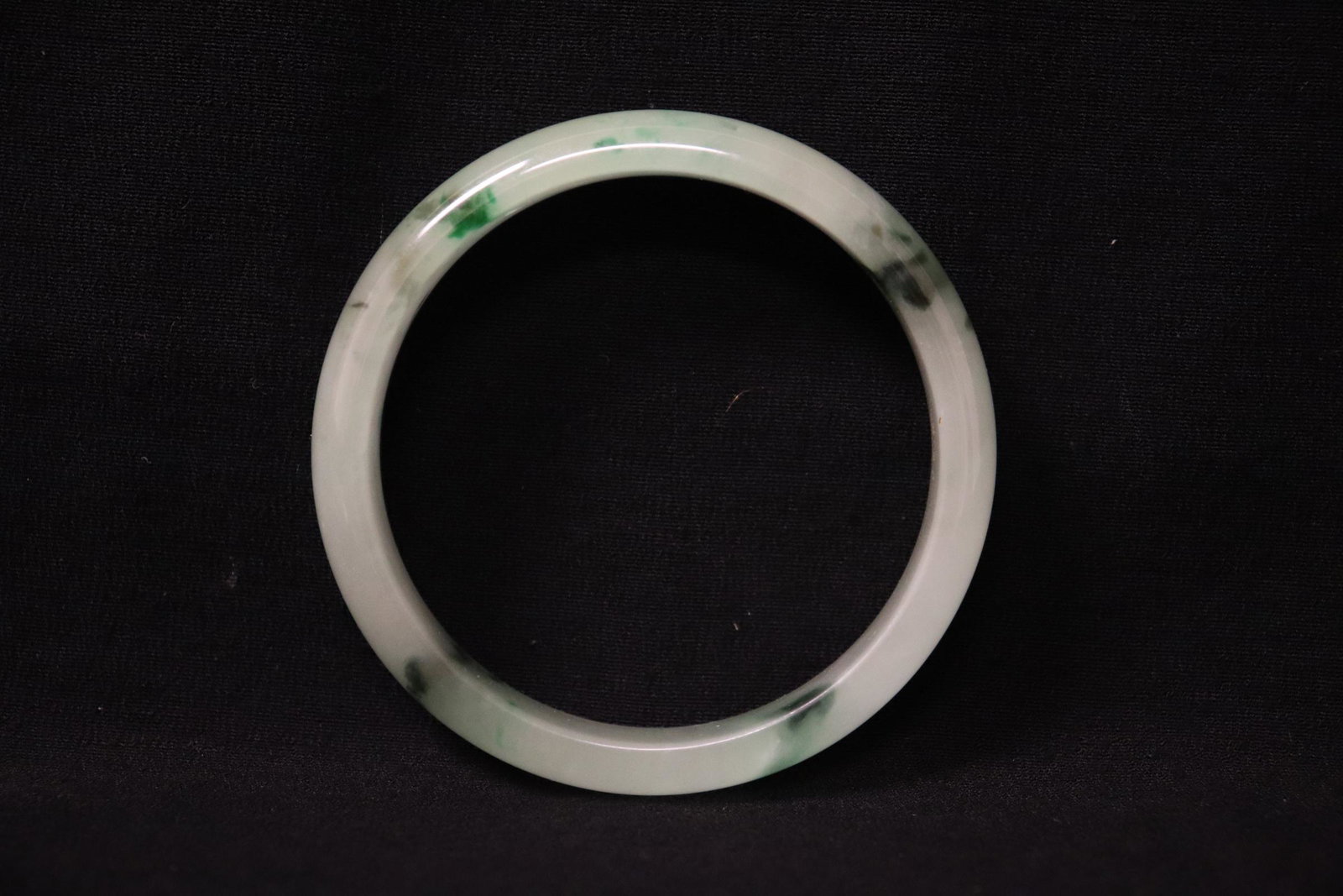 A jadeite like bangle: A jadeite like bangle, 0.45"x2.83"od(2.35"id)