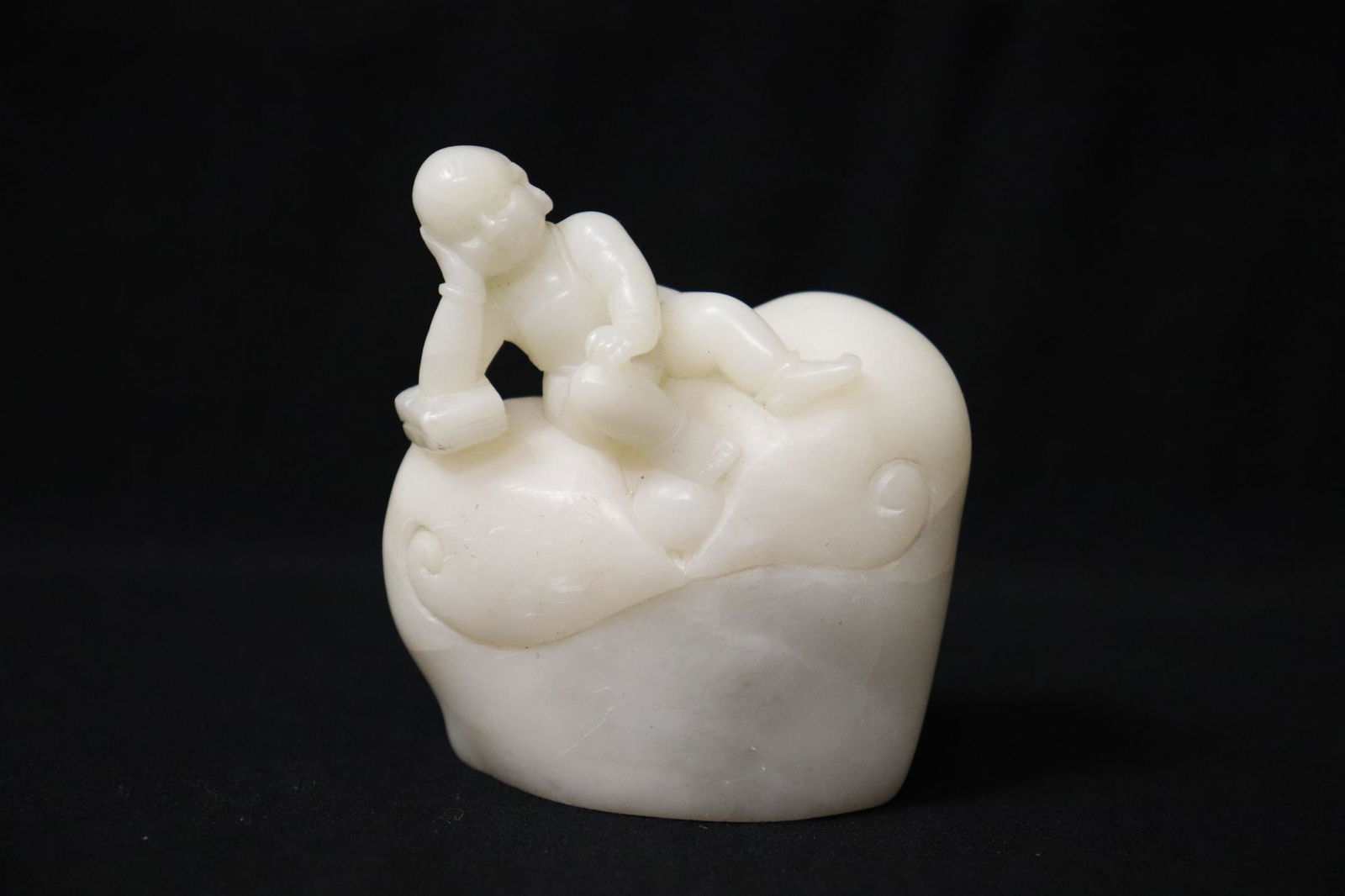 A fine Chinese white jade carving (1 of 9)