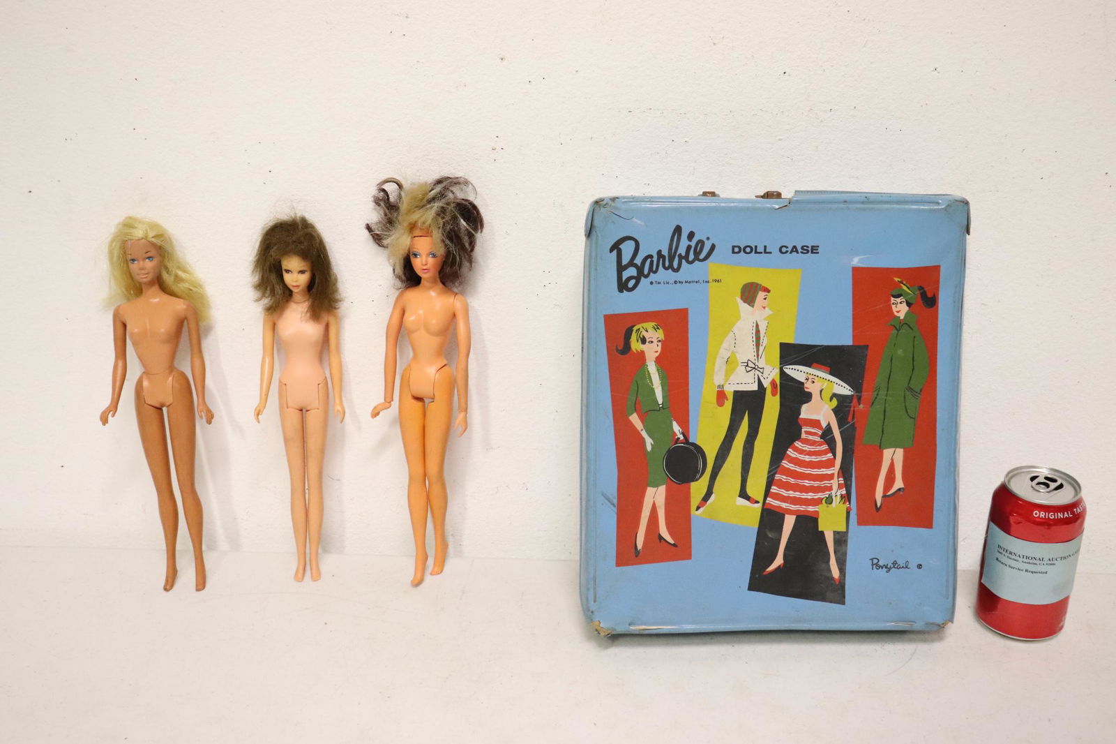 3 vintage Barbie dolls in case (1 of 11)