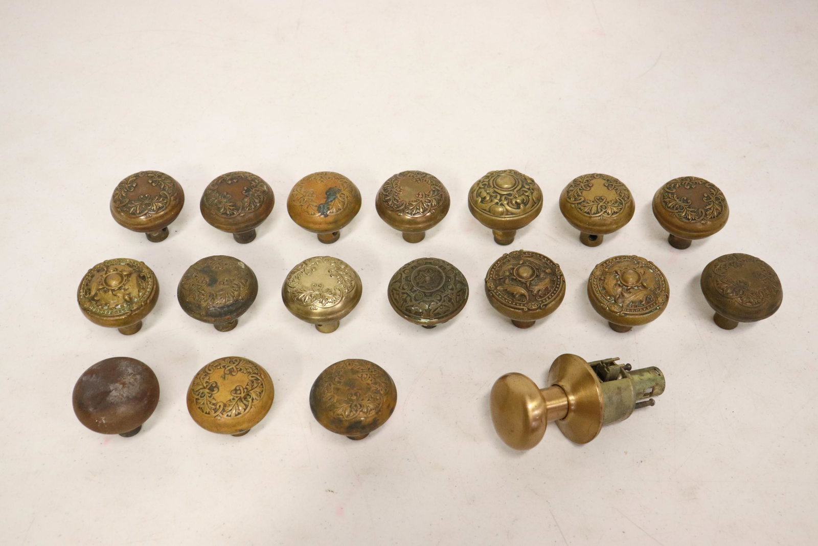 Lot of vintage bronze/ copper/ brass door knobs: Lot of vintage bronze/ copper/ brass door knobs
