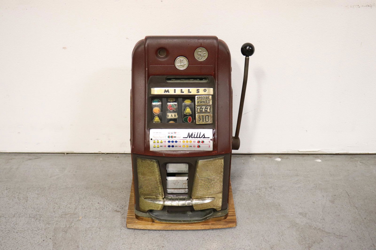 A fine art deco Mills nickel slot machine (1 of 11)