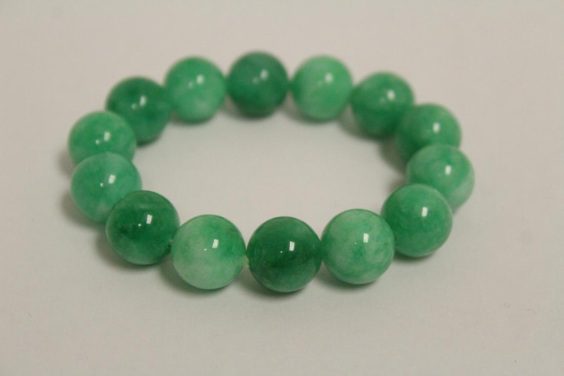 A fine jadeite bead bracelet (1 of 10)