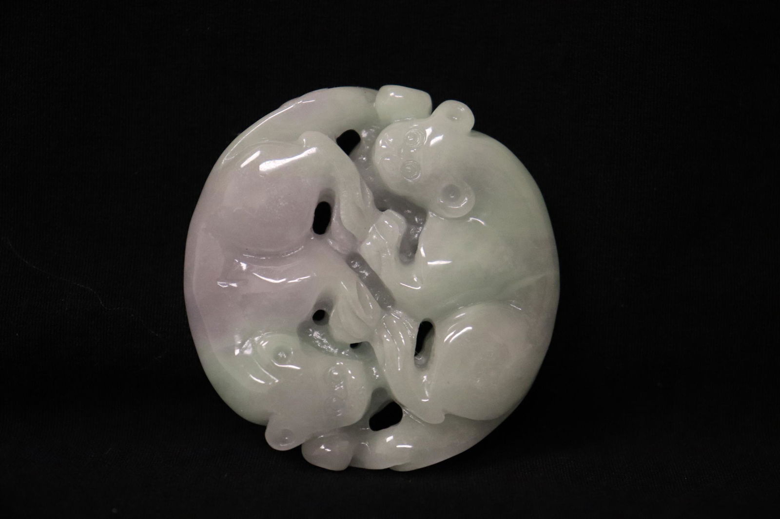A fine jadeite carved ornament (1 of 10)
