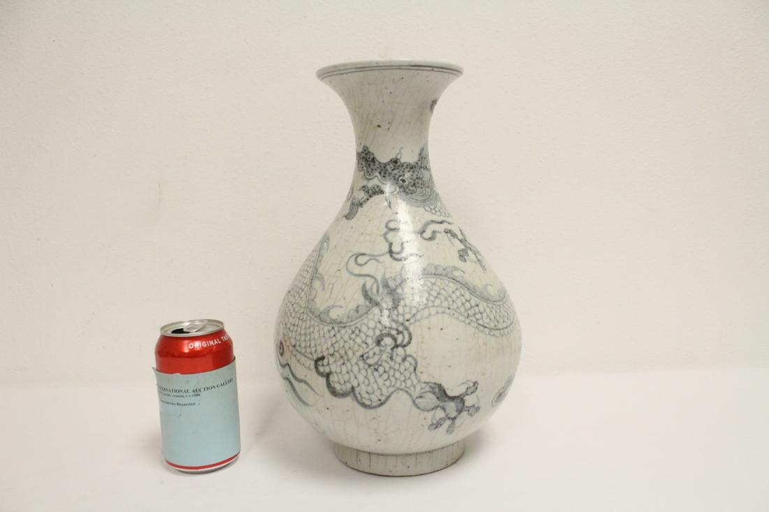 Chinese antique blue and white porcelain vase: An important Chinese blue and white porcelain vase painted with dragon, possible Ming dynasty or earlier, 13"Hx8.4"dia